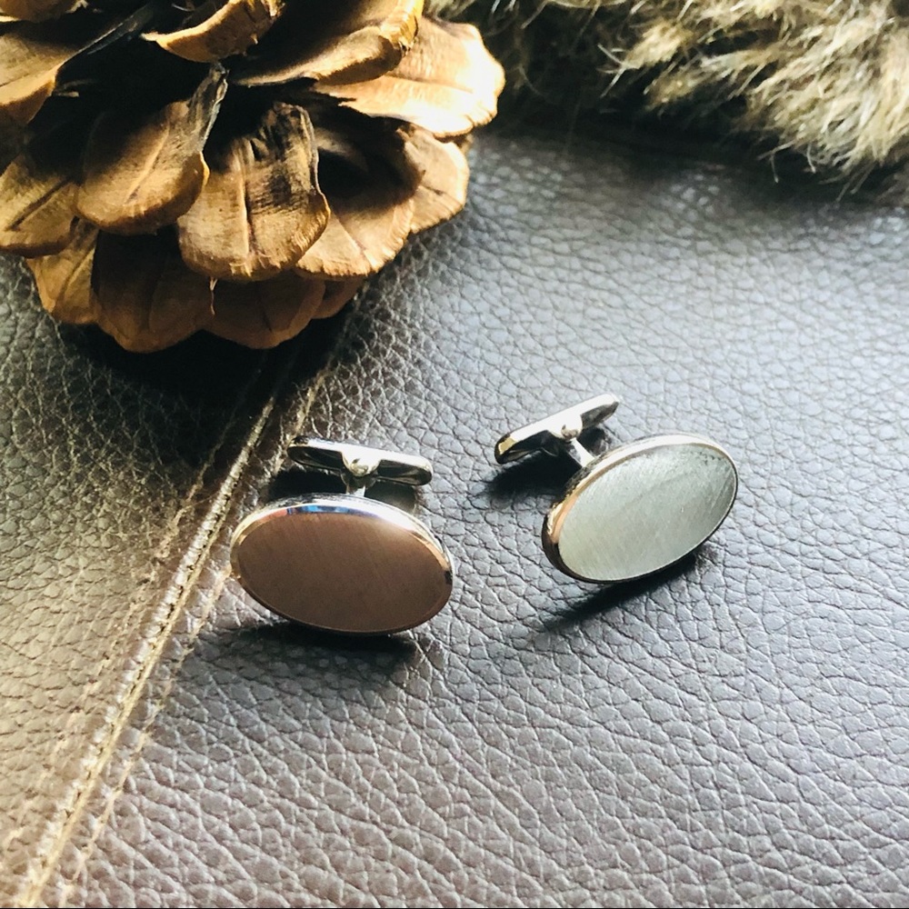 Vintage men’s oval light brushed silver tilted style cuff links